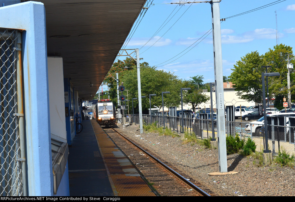 NJT 4658 west on Track 2